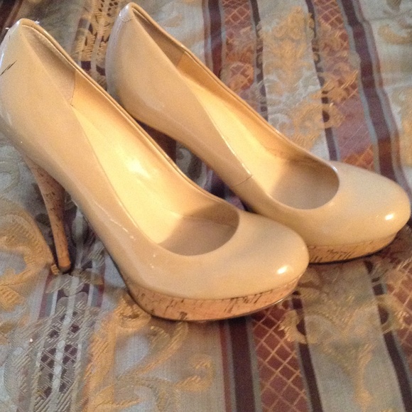 Guess cream patent leather pumps