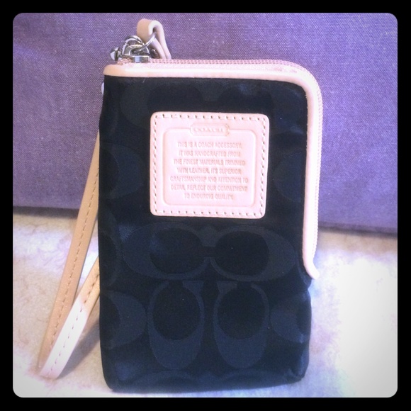 Coach wristlet for cell phone/money/or cards