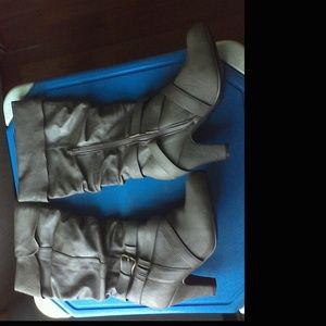 Brown boots .(The color is grey.)