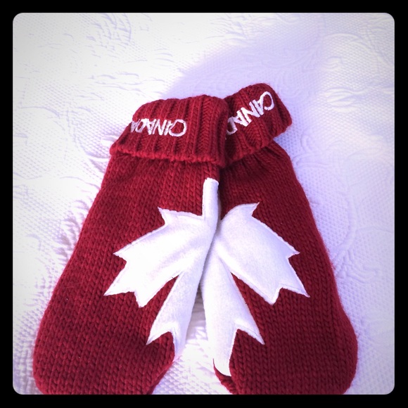 Canada mittens