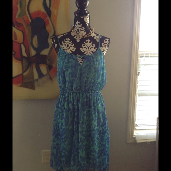 Sleeveless dress with open back