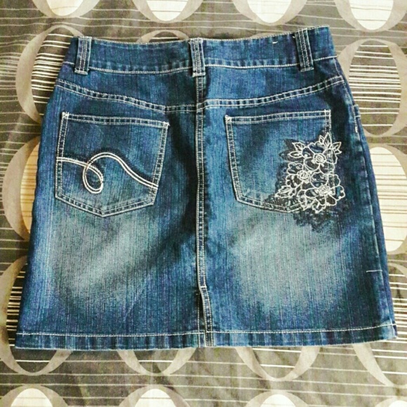 Short skirt - Picture 2 of 2