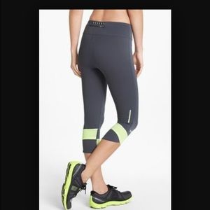 WOMEN’S UA FLY-BY COMPRESSION CAPRI