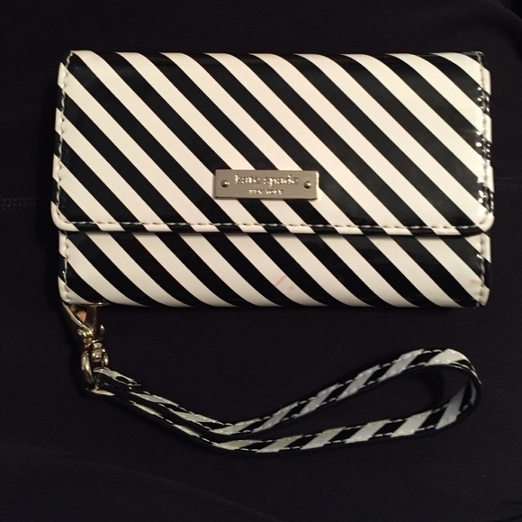 kate spade Handbags - NFS TRADING🚨🚨 Kate spade smartphone wallet