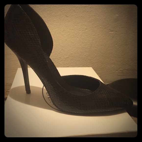 STEVE MADDEN SNAKE SKIN HEEL