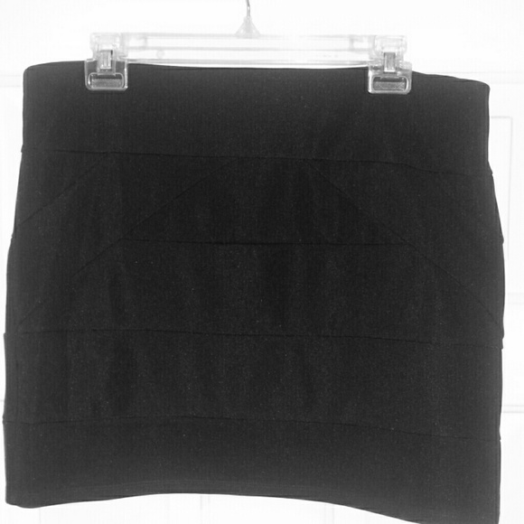 Classic black skirt - Picture 1 of 2