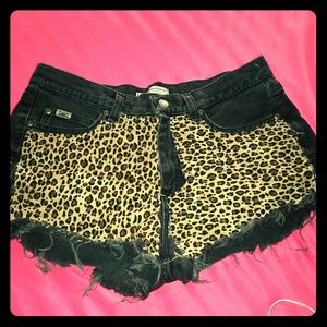 High waisted black shorts with cheetah print pocke