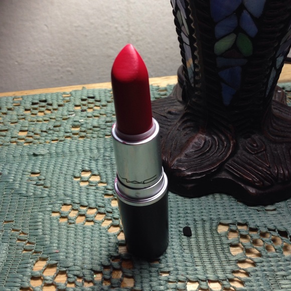 Matte Mac lipstick in "Damn Glamorous"