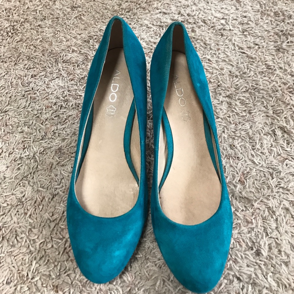 ALDO  Teal suede pumps.