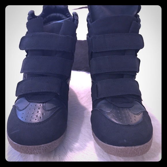 Sneaker heals size 9