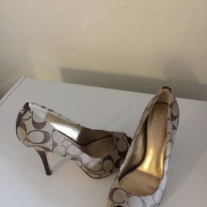 Coach pumps