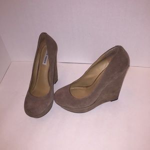 Steve Madden taupe wedge pumps