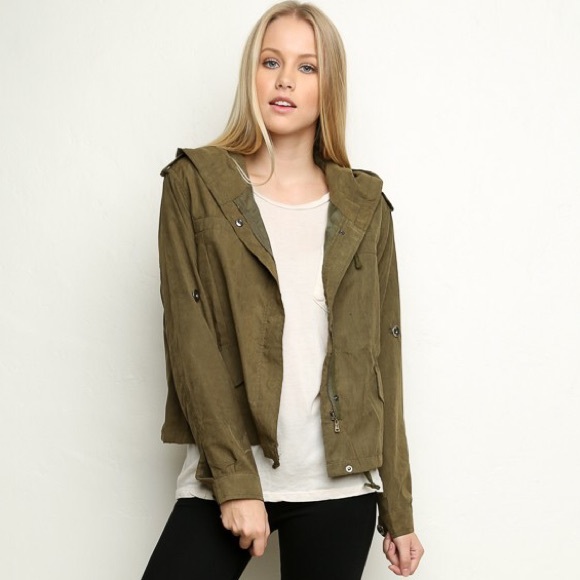 🌻ISO🌻Brandy Melville Hailey Jacket!!!!