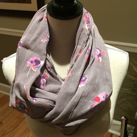 BUNDLE! AMERICAN EAGLE OUTFITTERS INFINITY SCARFS - Picture 1 of 4
