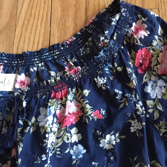 Abercrombie & Fitch Tops - Abercrombie floral peasant top. 🌸