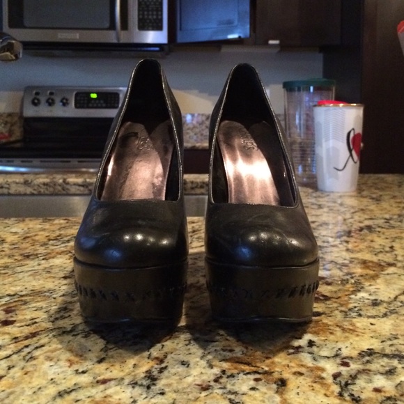 Carlos Santana black pumps