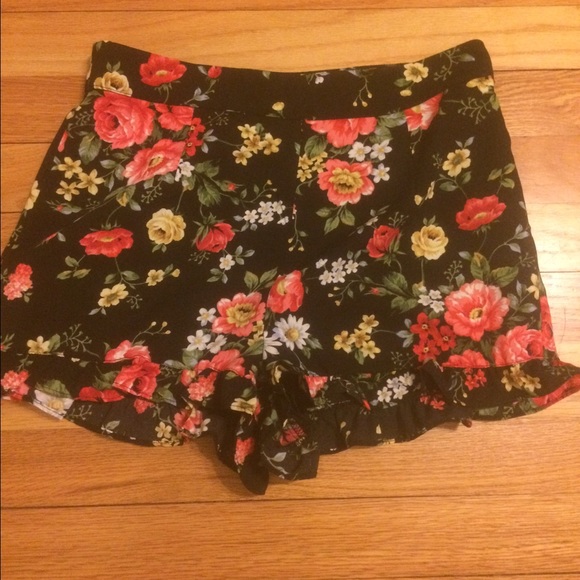 High-waisted floral patterned shorts