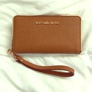 MICHAEL KORS JET SET TRAVEL SAFFIANO WRISTLET