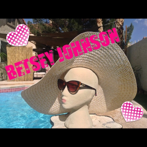 BETSEY JOHNSON CAT EYE PIN UP RETRO SUNGLASSES