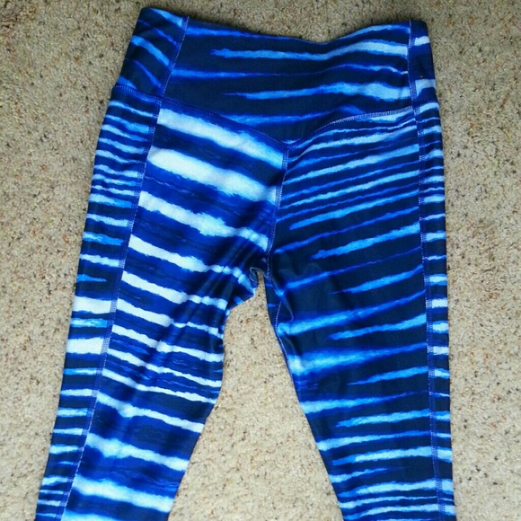 Nike crops! SOLD - Picture 2 of 3