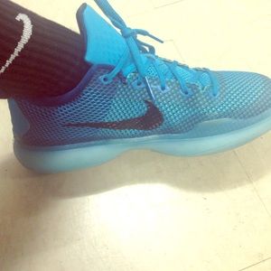 Kobes ( 3 youth) I wear a 5 1/2 -6 in woman size