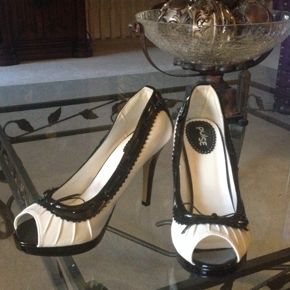 Cute peep toe heel pumps! White and black NWOT
