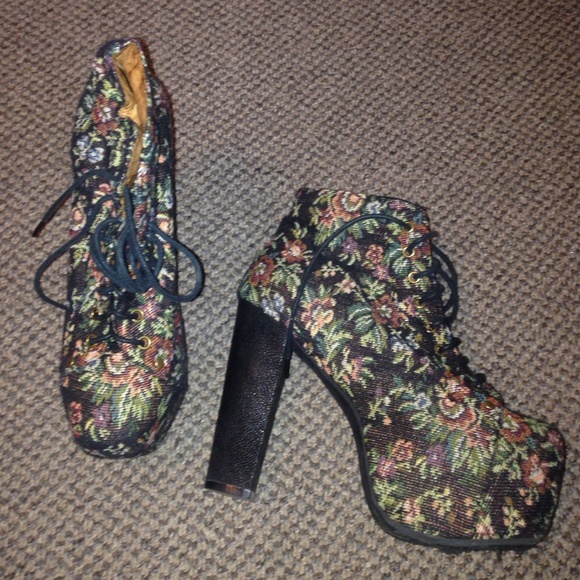 Woman's ankle boot heel
