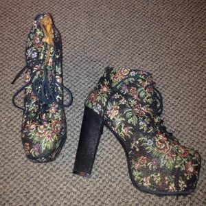 Woman's ankle boot heel