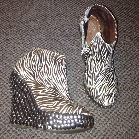 Preowned woman's wedge