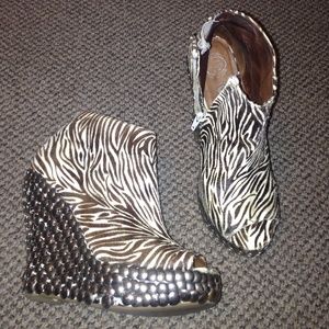 Preowned woman's wedge