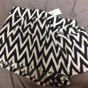 🚫SOLD in bundle🚫Black and white chevron shorts .