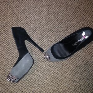 Preowned woman's suede heel