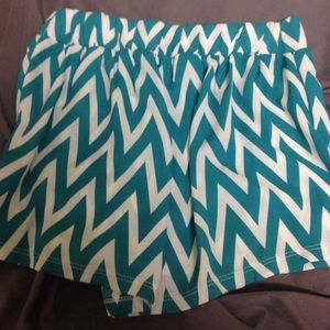 🚫SOLD in bundle🚫 Chevron striped shorts