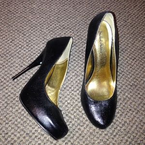 Preowned black pump