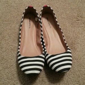 Black & white flats