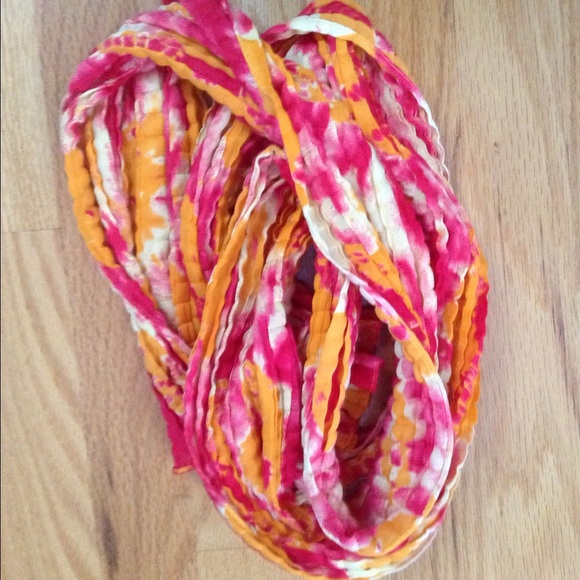 warm splattered scarf - Picture 3 of 3