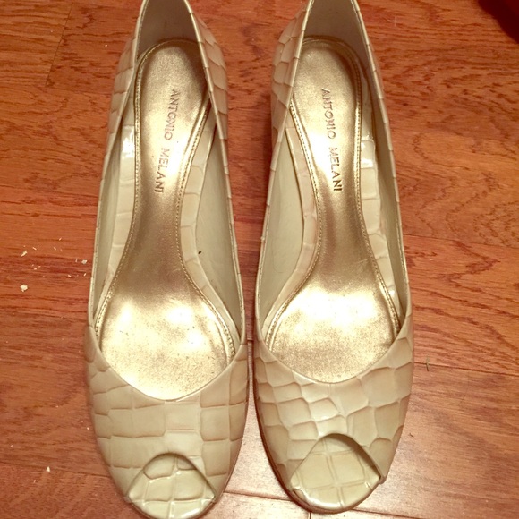Antonio Melani peep toe pumps beige