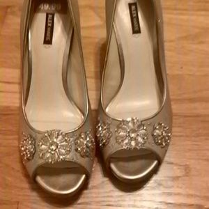 Amazing Alex Marie peep toe pumps.