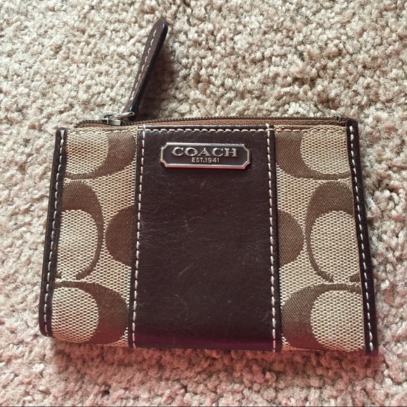 Coach id holder