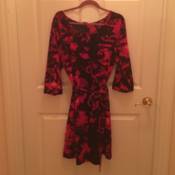 3/4 sleeve Navy/Red floral dress w/ tie!