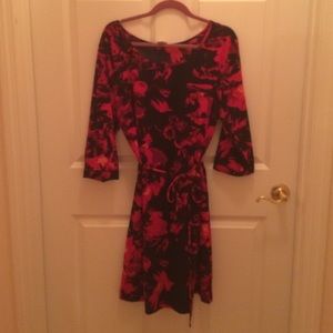 3/4 sleeve Navy/Red floral dress w/ tie!