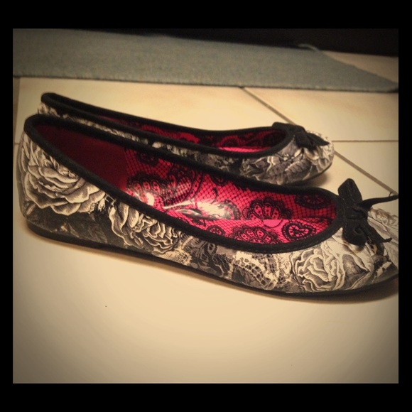 Iron Fist black & white flats; size 5 NWOT 🆕‼️