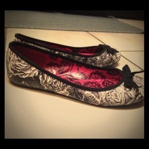 Iron Fist black & white flats; size 5 NWOT 🆕‼️
