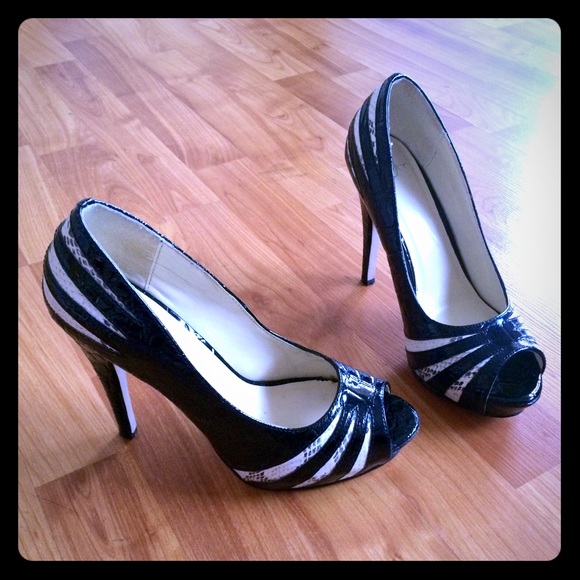 Beautiful black and white open toe pumps