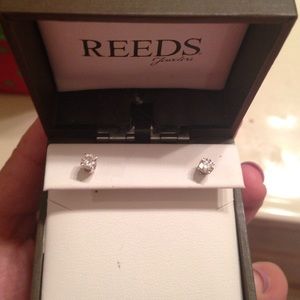 1/2ctw diamond stud earrings