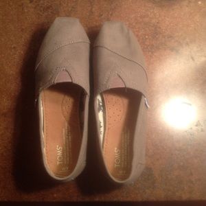 ✨PRICE DROP✨👉SIZE 7 canvas TOMS 👈