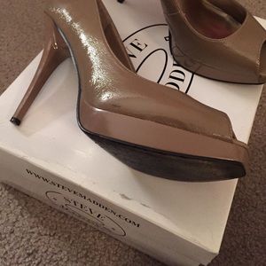 Steve Madden Shoes - 4.5 inch nude peep toe shoes 👠Spring Essentials!! Steve Madden Shoes - 4.5 inch nude peep toe shoes 👠Spring Essentials!!