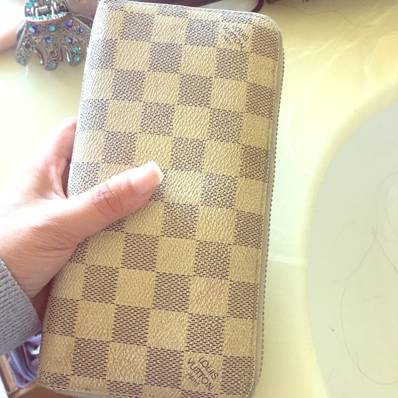 Louis Vuitton wallet! 🚫SOLD🚫 - Picture 1 of 2