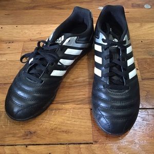 Soccer shoes