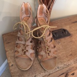 Nwt Rebel tan chunk heel lace up sandal 6/7
